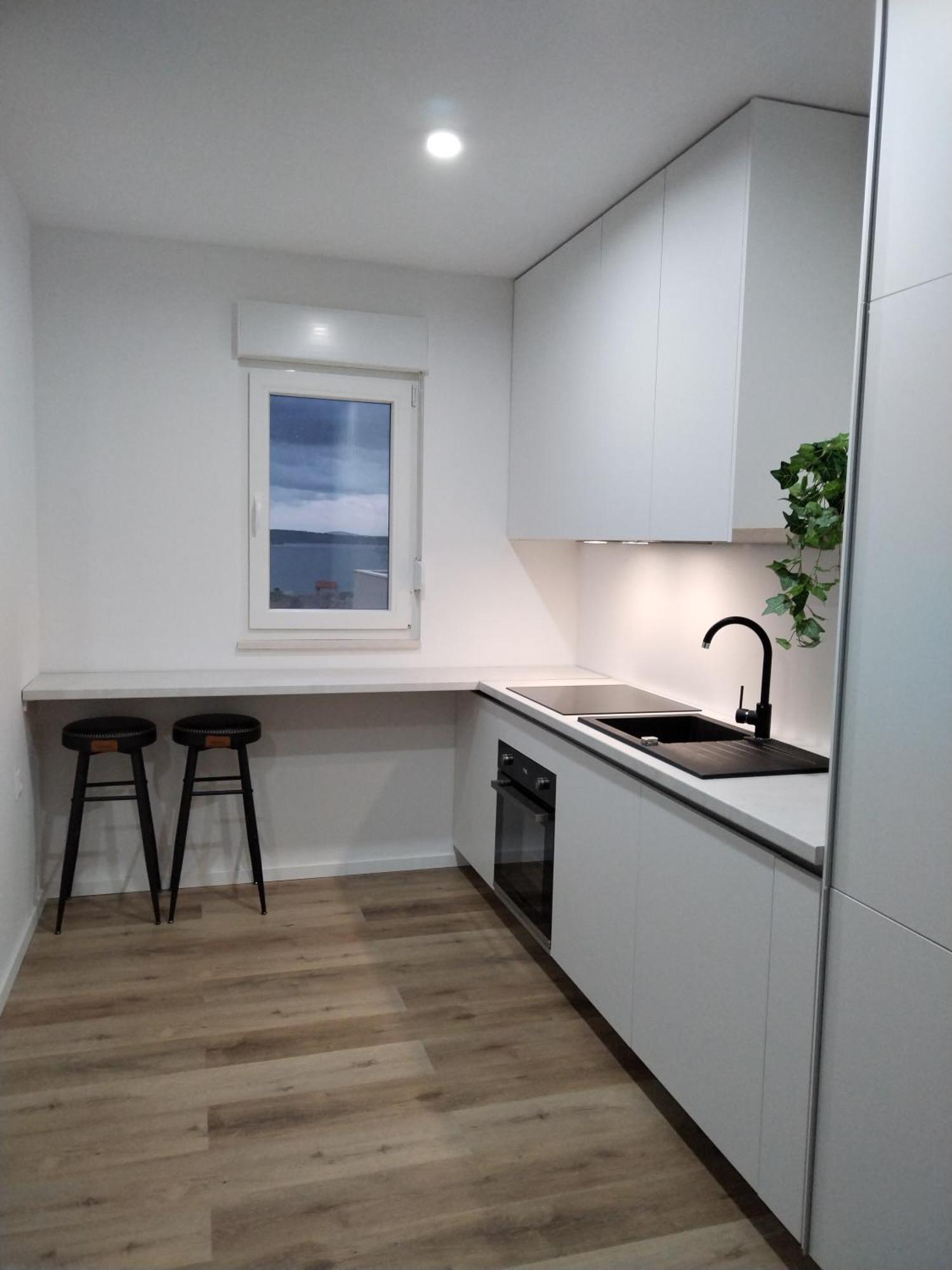 Modern Two Bedroom With Spacious Seaview Terrace And Free Parking