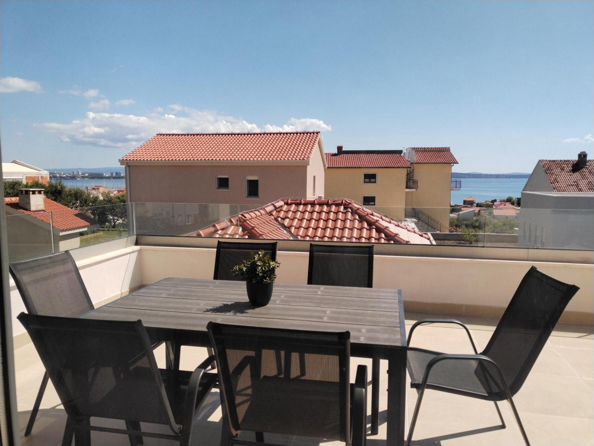 Modern Two Bedroom With Spacious Seaview Terrace And Free Parking